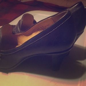 Softshoe by Medicus size 8 black high heel loafer